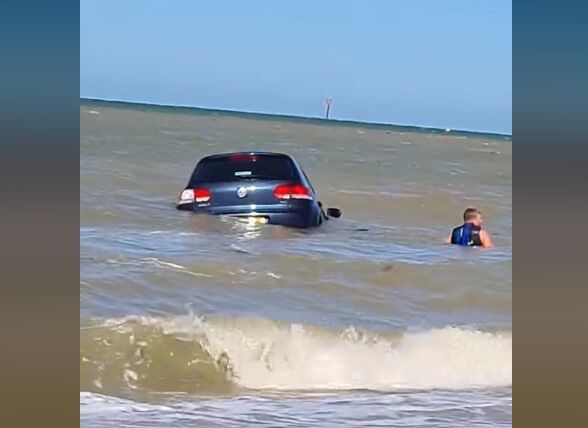 Volkswagen Golf смыло водой в море