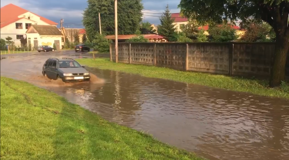 В Мукачево ливень затопил улицы