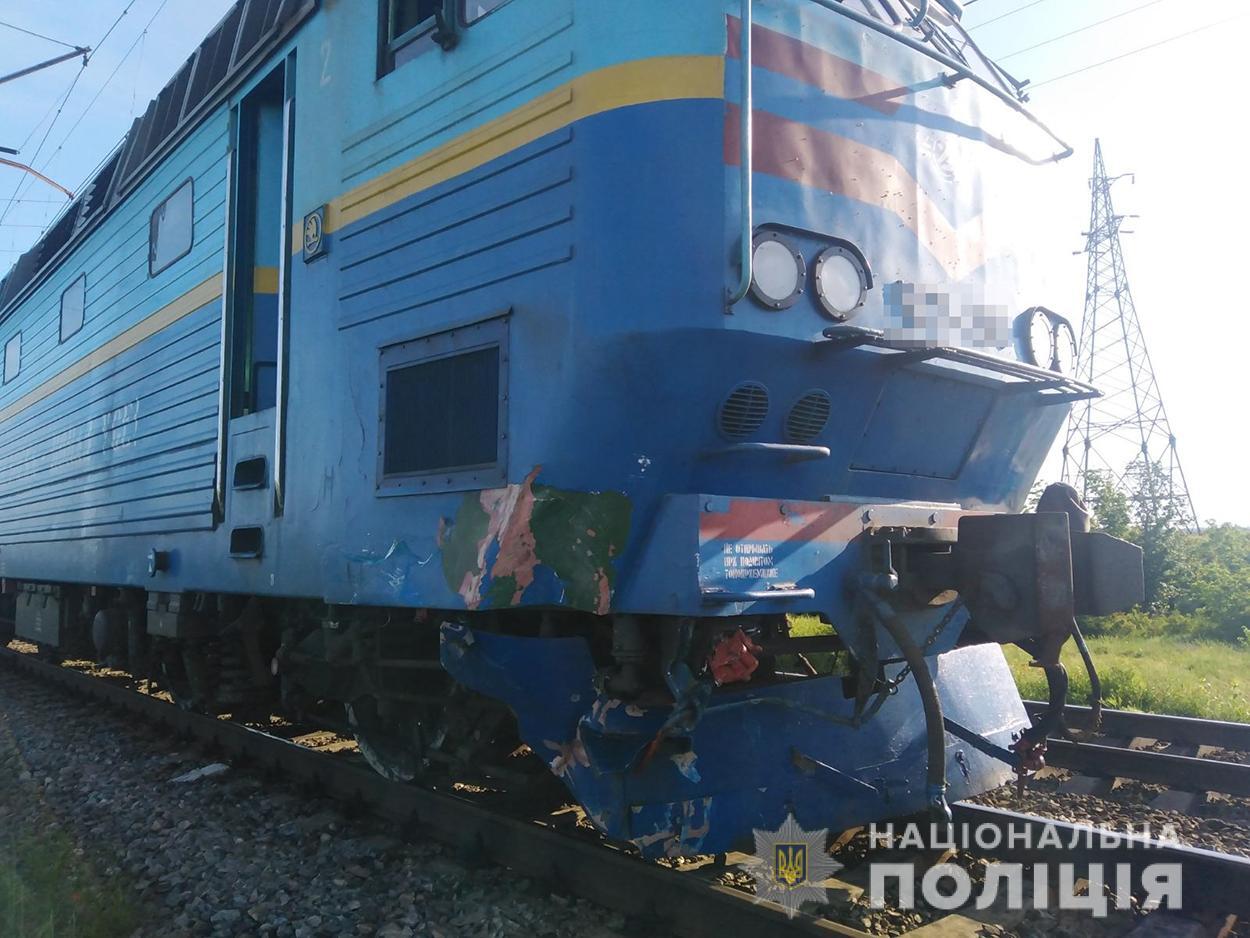 Под Мелитополем автомобиль столкнулся с поездом