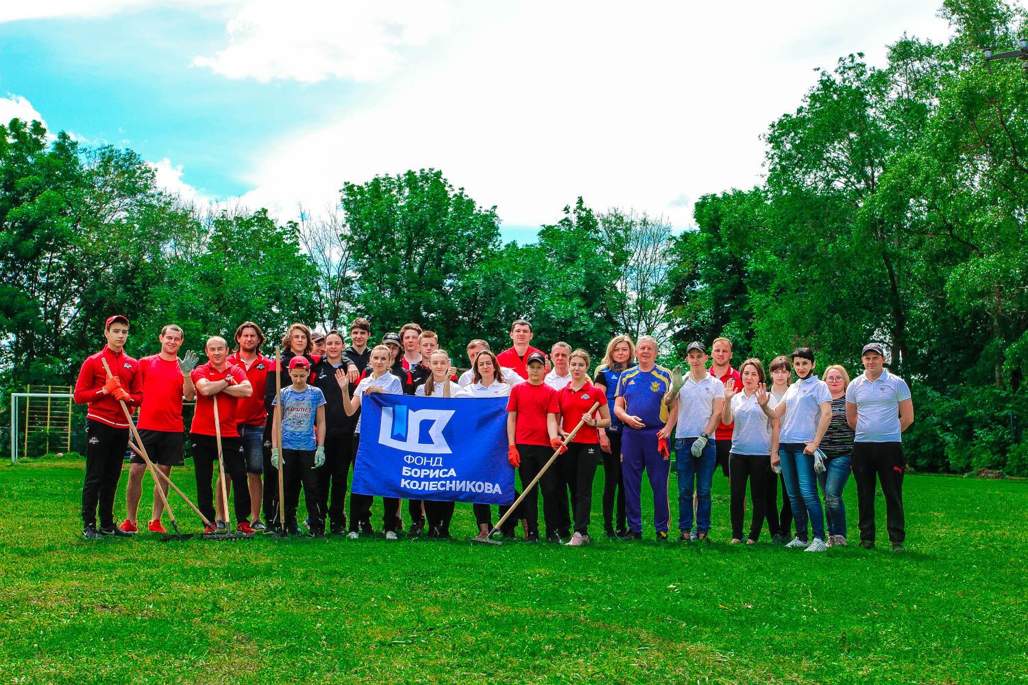 У День довкілля в Костянтинівці облагородили спортивний майданчик з футбольним полем