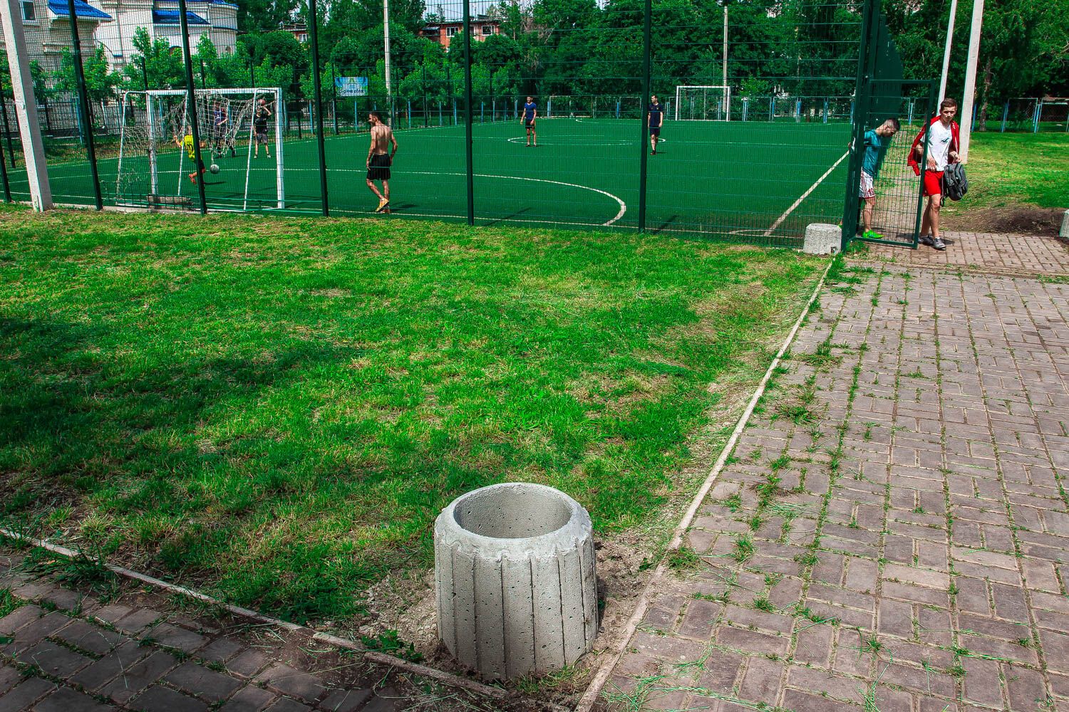У День довкілля в Костянтинівці облагородили спортивний майданчик з футбольним полем