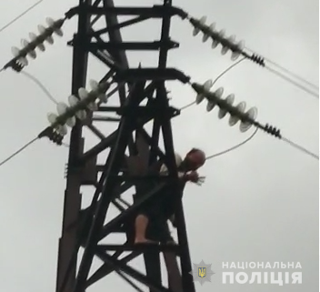 На Київщині п'яний хлопець виліз на високовольтну вишку через дівчину