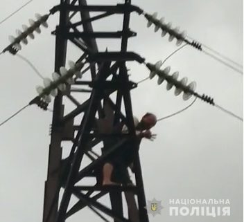 На Киевщине пьяный парень взобрался на высоковольтную вышку из-за девушки