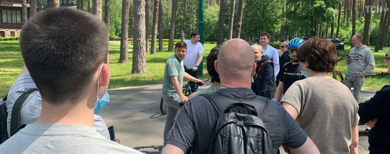 Зеленський покатався з журналістами на велосипедах. Фото