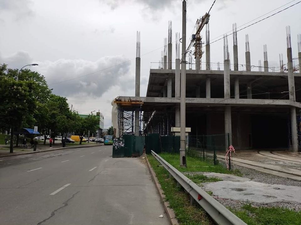 У Києві ТЦ почали будувати прямо на дорозі