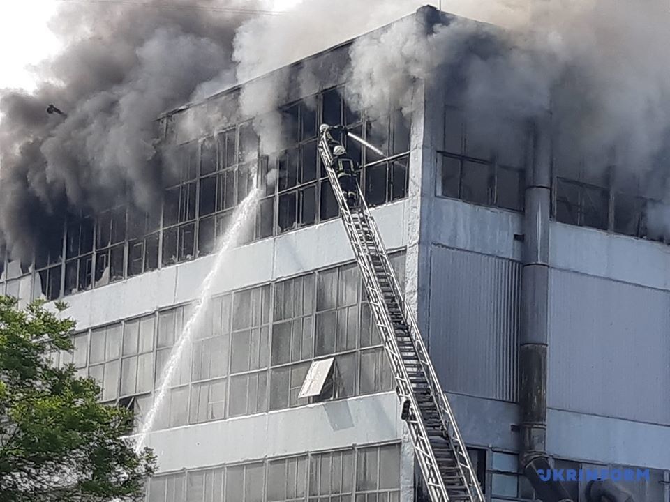У Запоріжжі загорілася взуттєва фабрика "Міда"