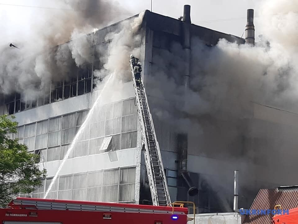 У Запоріжжі загорілася взуттєва фабрика "Міда"