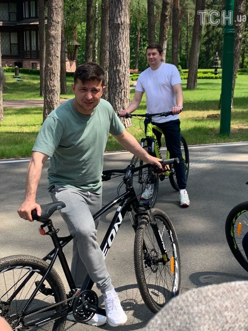 Зеленский покатался с журналистами на велосипедах. Фото