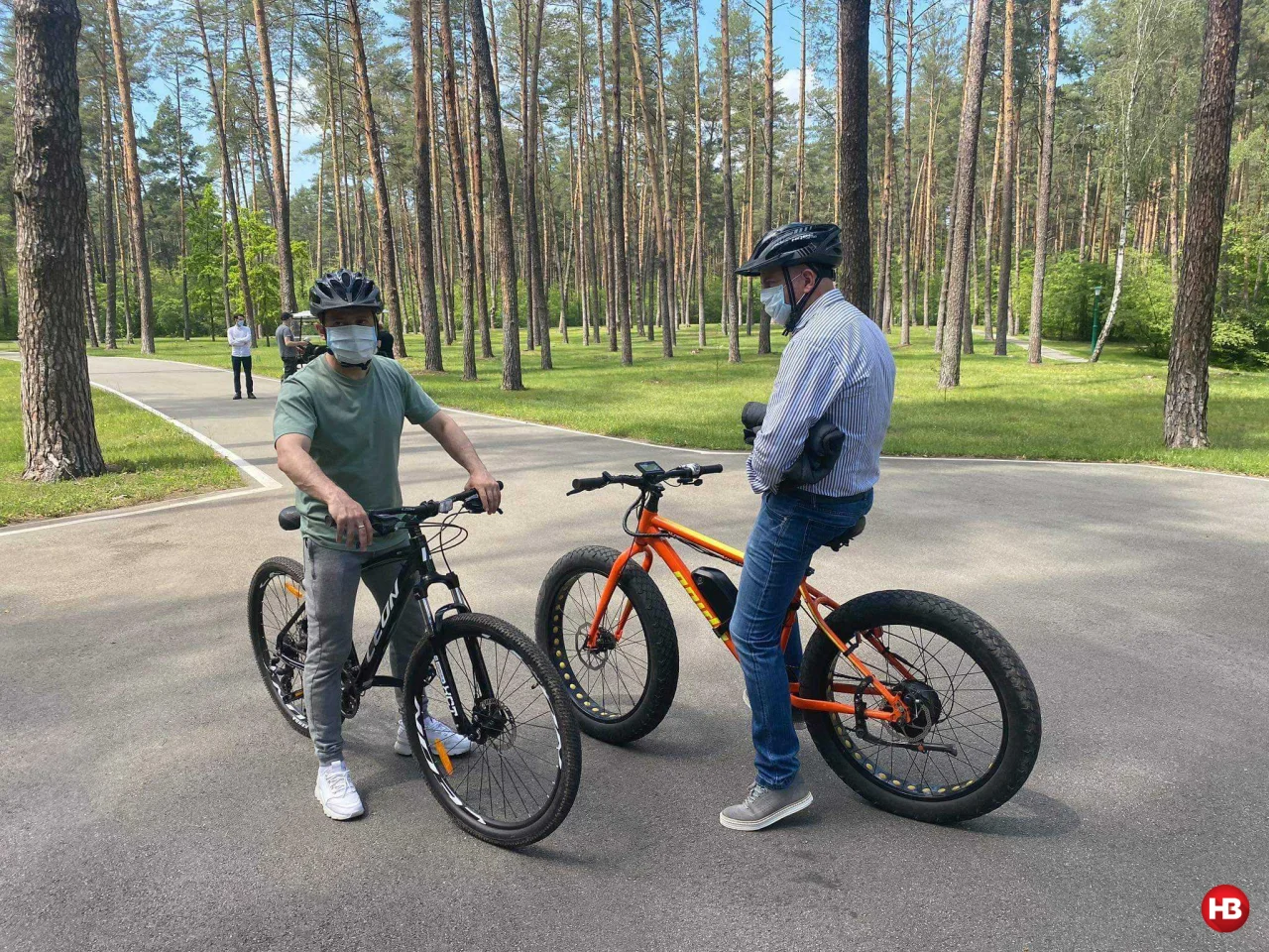 Зеленский покатался с журналистами на велосипедах. Фото