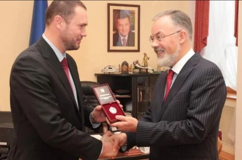 Экс-министр образования Дмитрий Табачник вручал награду Сергею Шкарлету