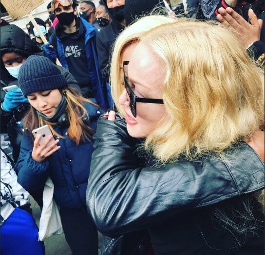 Мадонна пришла на митинг в Лондоне