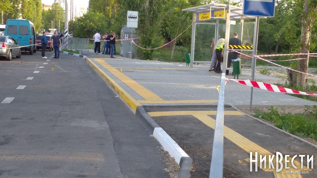 У Миколаєві трапилася стрілянина на зупинці: є постраждалі. Фото 18+