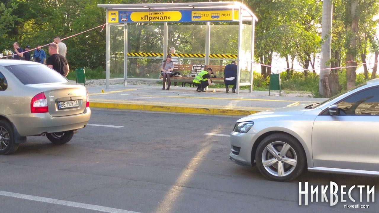 В Николаеве произошла стрельба на остановке: есть пострадавшие. Фото 18+