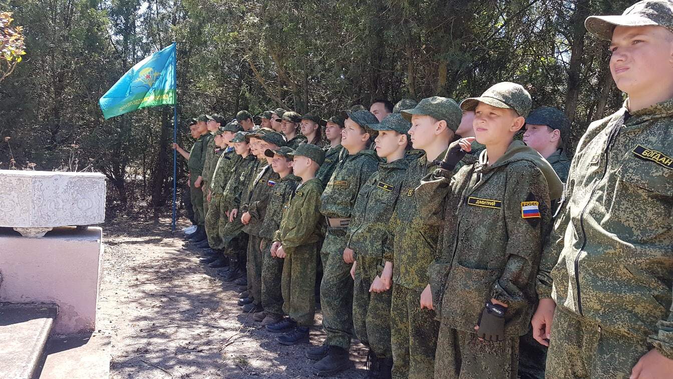 У Криму дітям влаштували "трудодень" у військовій формі РФ: мережа обурилася. Фото