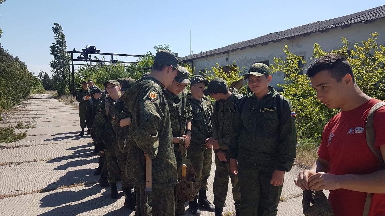 В Крыму детям устроили "трудодень" в военной форме РФ: сеть возмутилась. Фото