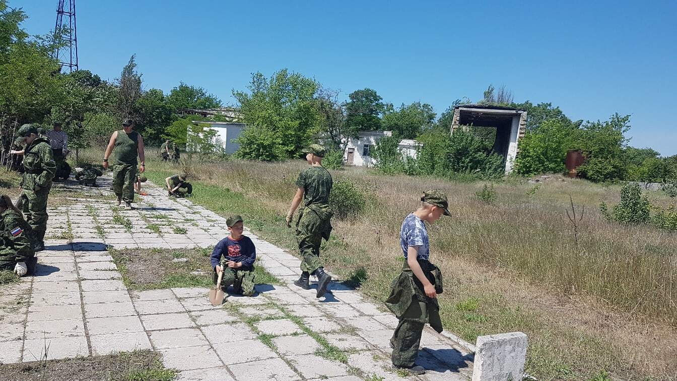 У Криму дітям влаштували "трудодень" у військовій формі РФ: мережа обурилася. Фото