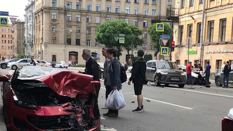 В Петербурге Ferrari и Volkswagen столкнулись лоб в лоб