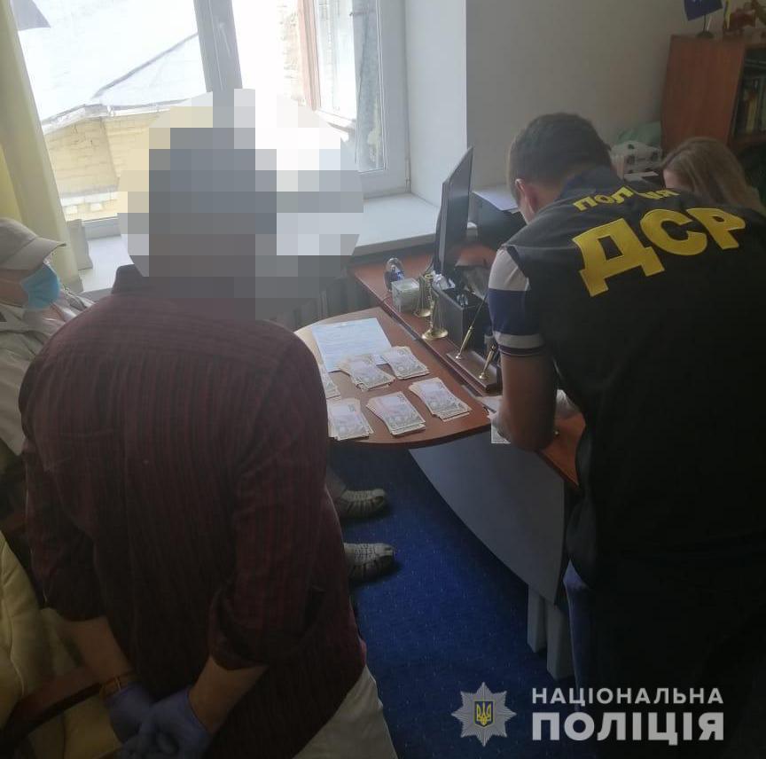 У Києві проректора університету спіймали на хабарі у 220 тисяч грн