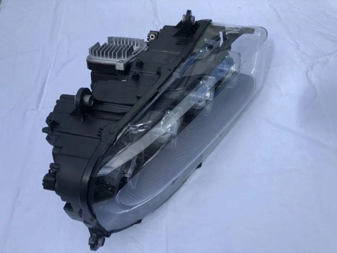 Фари від Bugatti Chiron, які продають в Україні за 14 500 євро