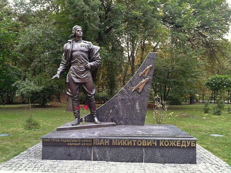 Памятник Ивану Кожедубу в Киеве