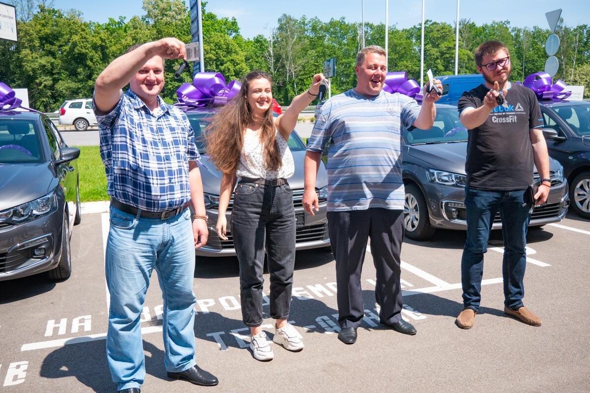 Вперше в Україні переможцям однієї акції вручили 15 автомобілів