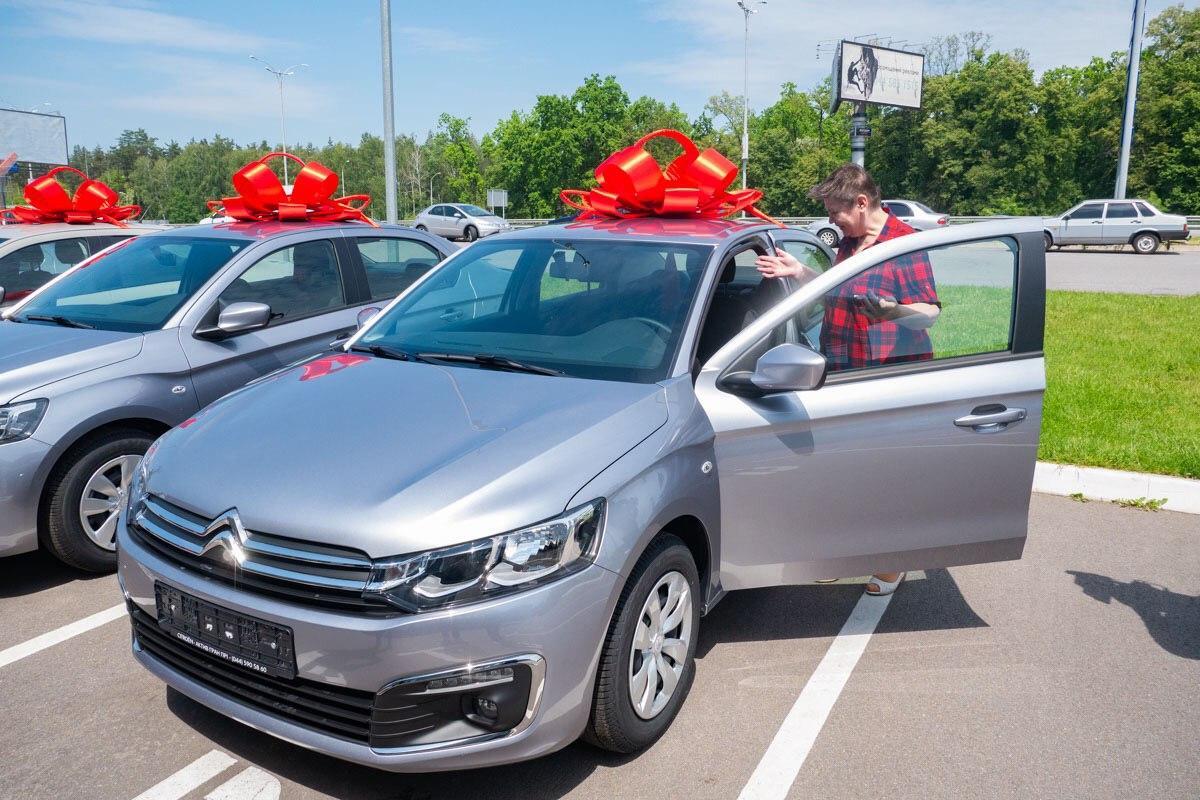 Вперше в Україні переможцям однієї акції вручили 15 автомобілів