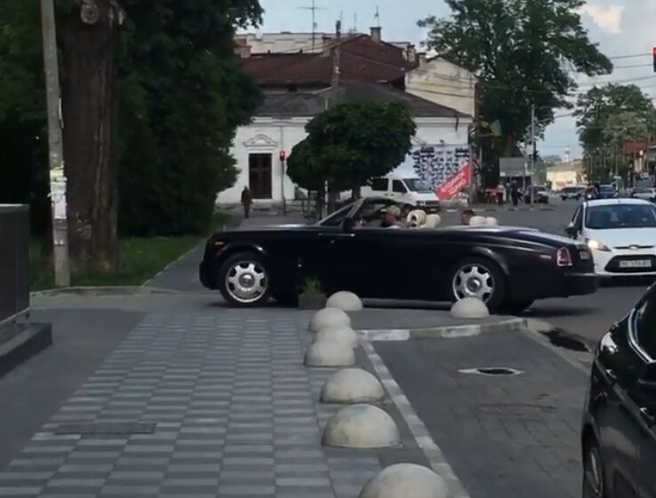 Rolls-Royce Phantom Drophead Coupe, помічений у Львівській області