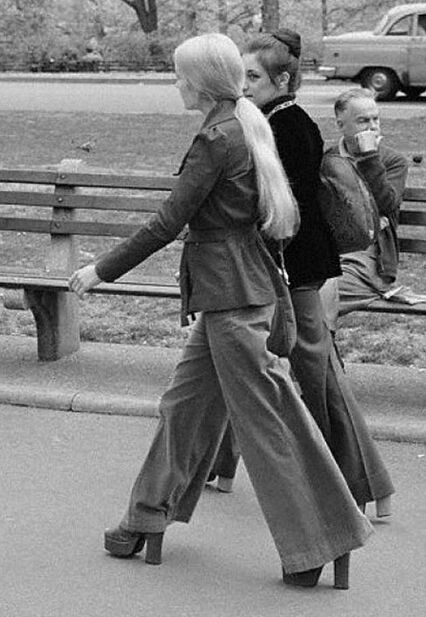 Головний тренд СРСР штани-кльош повернулися в моду: як носили й чим особливі