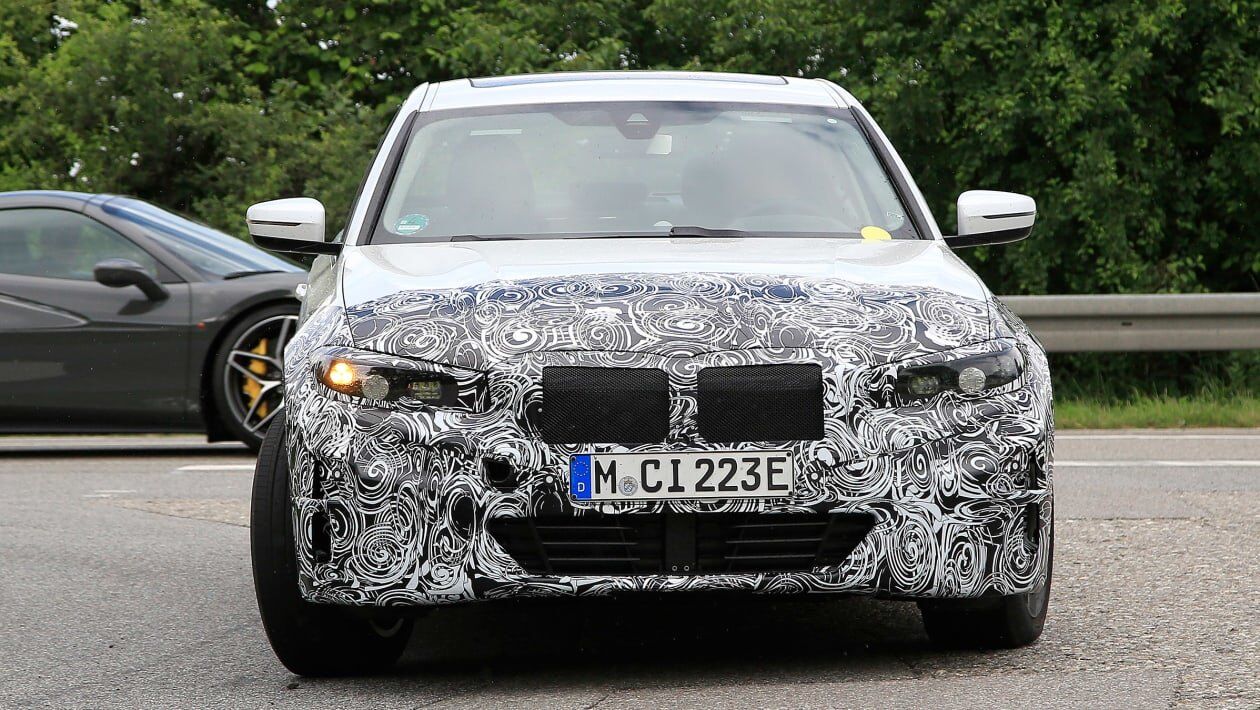 BMW тестирует новый электромобиль под видом 3-Series.