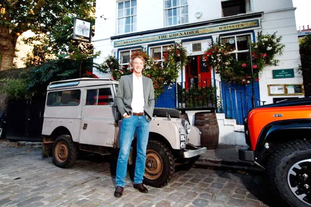 Ініціатор проекту, сер Джим Реткліфф у лондонського бару Grenadier в оточенні всюдиходів Land Rover різних років. фото: