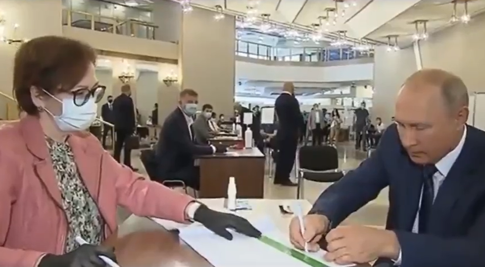 Путин пришел голосовать без маски