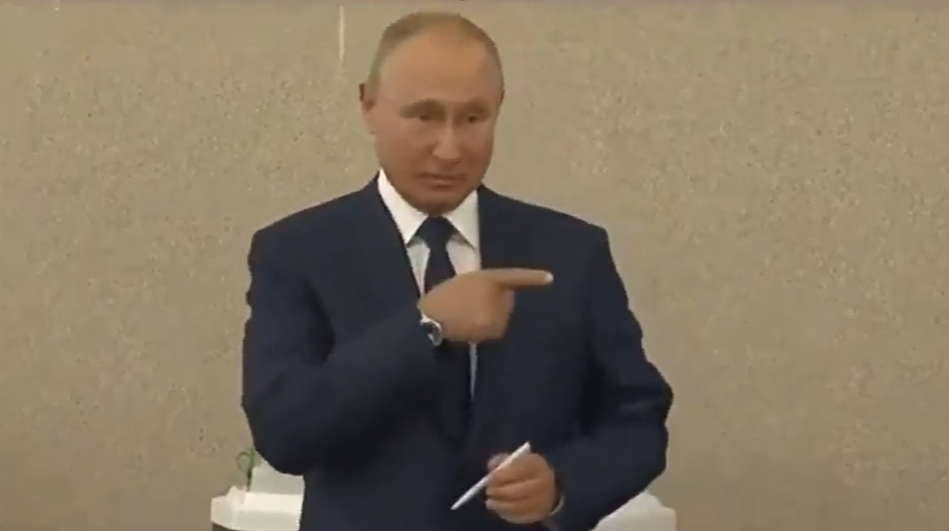 Путин на избирательном участке