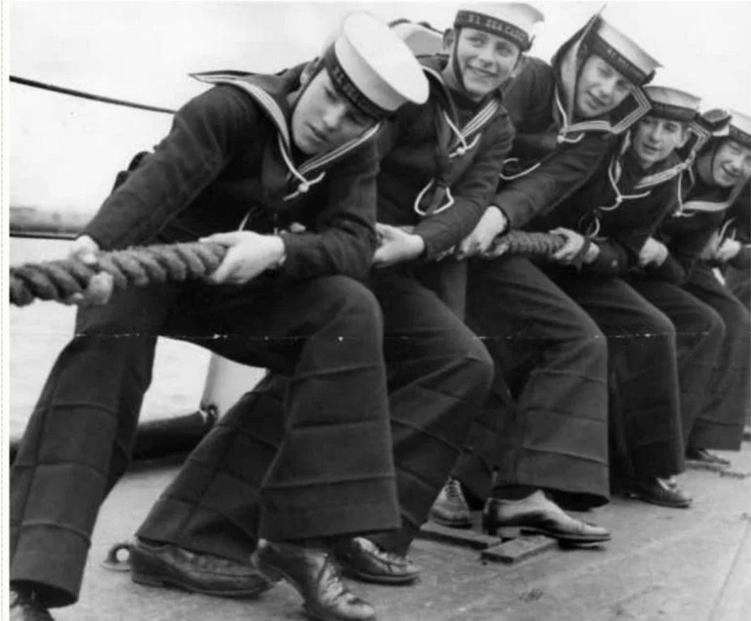 Штани-кльош ввели в моду моряки
