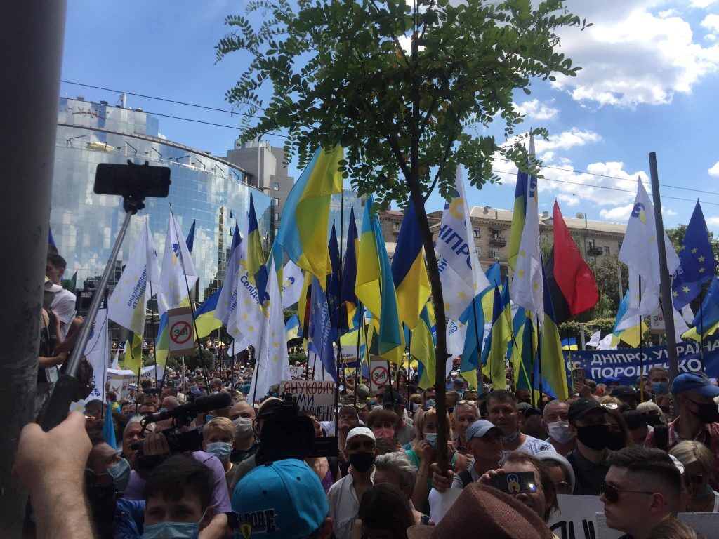Поддержать Порошенко под Печерский суд пришли около 10 тысяч человек