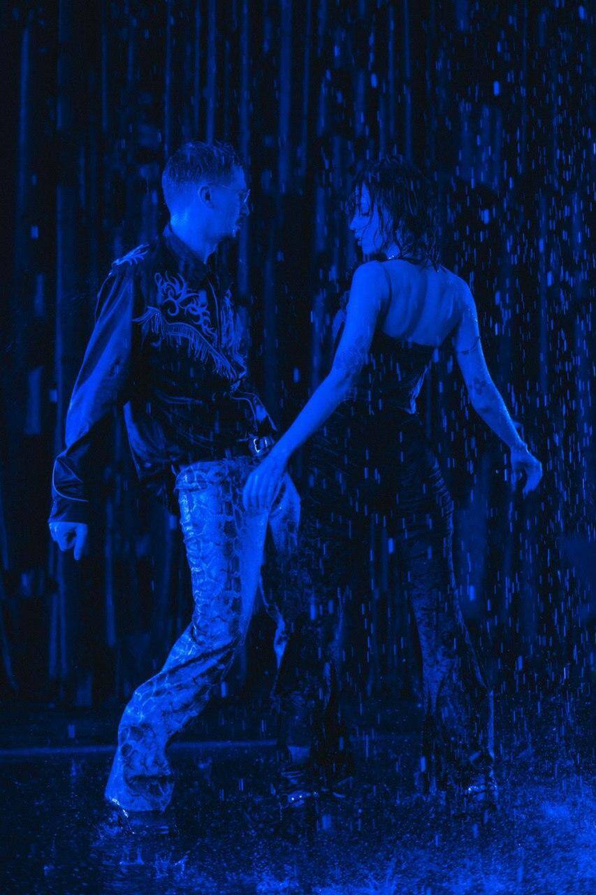 Кадры из клипа на песню Last Dance