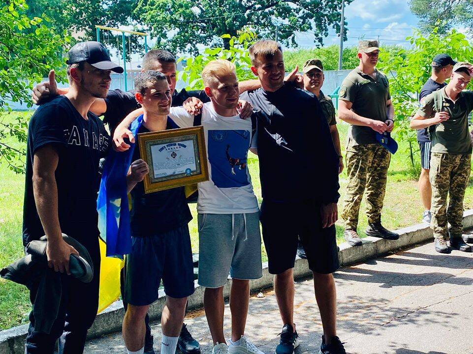Курсант из Житомира установил на турнике рекорд Украины
