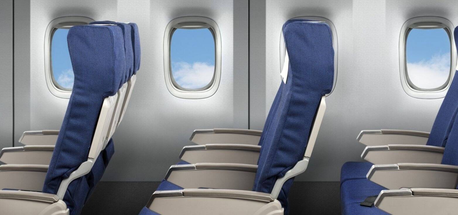 Чому небезпечно відкидати спинки крісел у літаку: названо причину