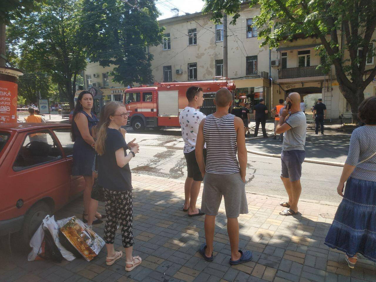 Люди з'юрбилися на тротуарі