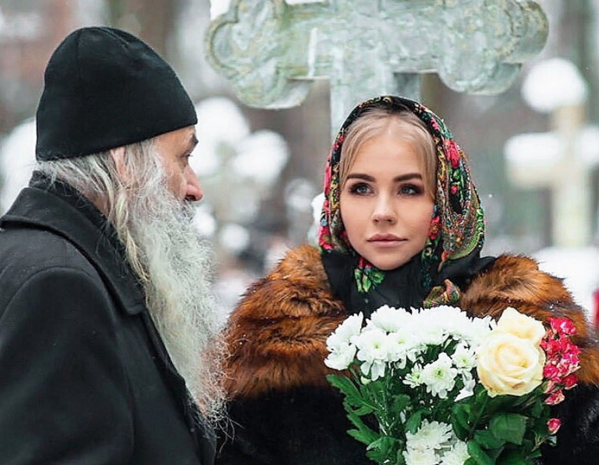 В сети возник скандал из-за помощницы архиепископа Москвы: ее внешность вызвала споры