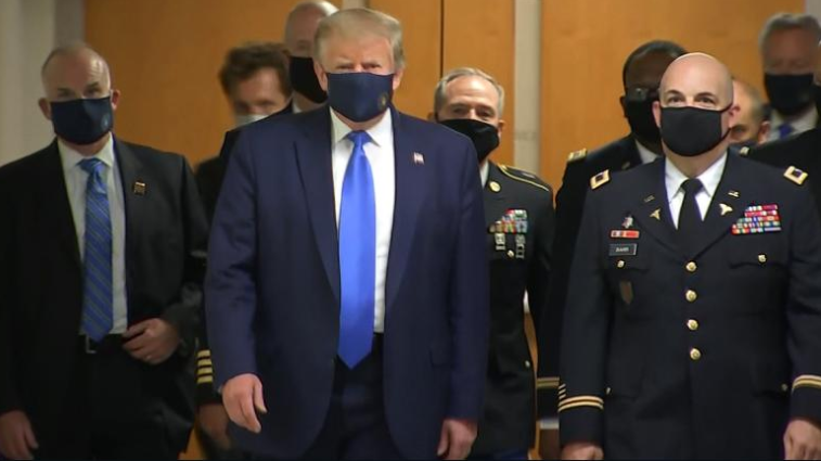 Трамп впервые надел маску