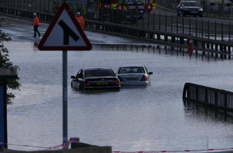 Ще кілька авто, які постраждали від потопу.