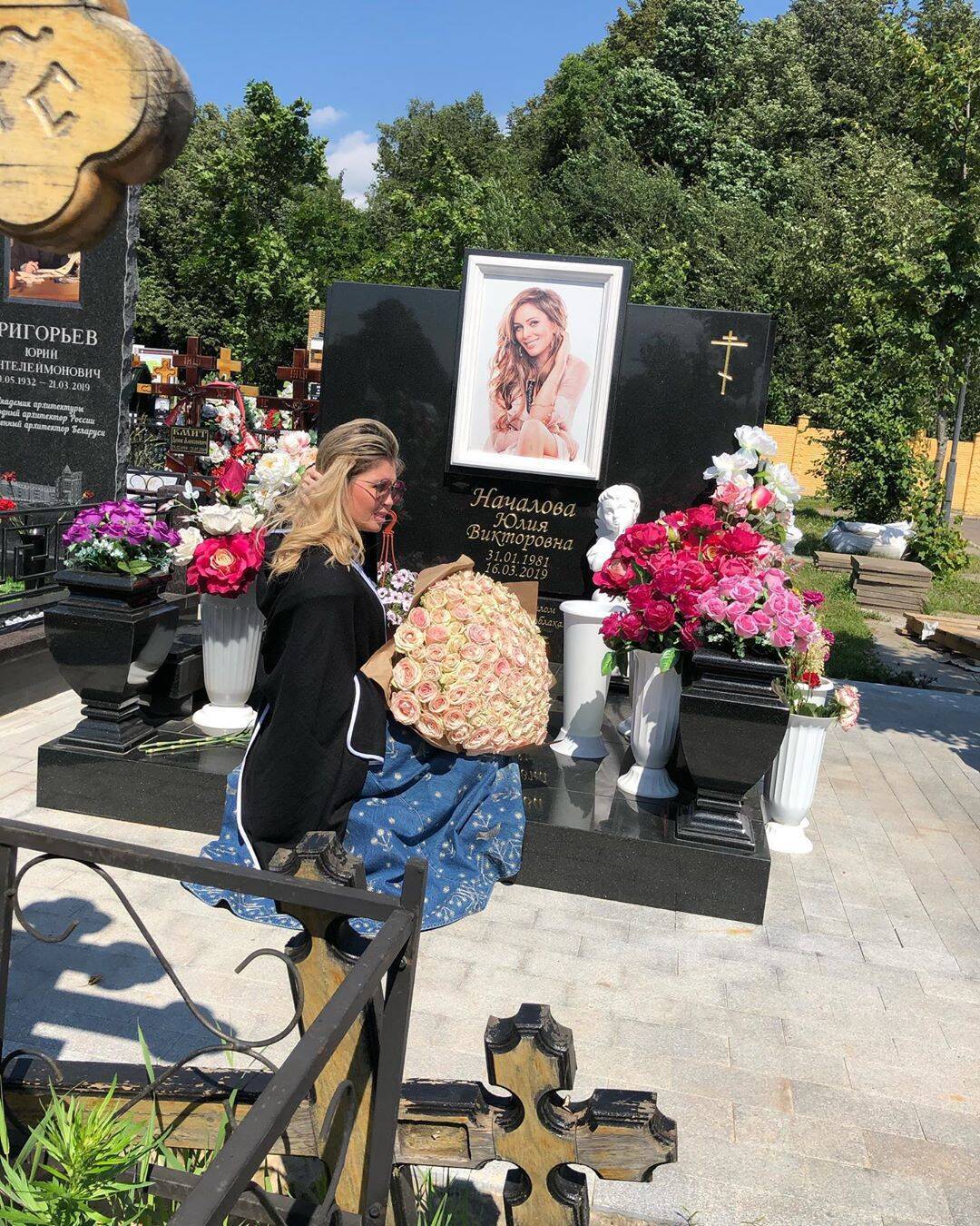 Олена Метлюк на могилі Юлії Началової (Instagram Олени Метлюк)
