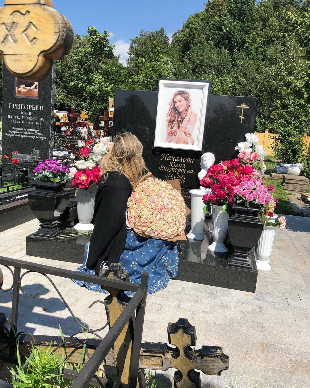 Елена Метлюк на могиле Юлии Началовой (Instagram Елены Метлюк)