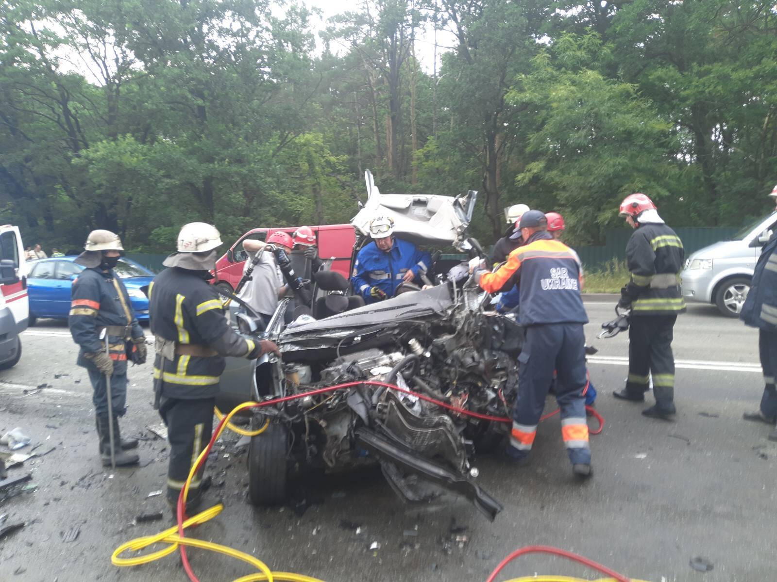 В автомобілі Hyundai, який потрапив у ДТП у Києві, знаходилася сім'я з 5 осіб