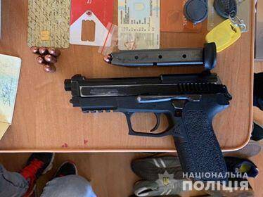 На Київщині затримали банду, яку підозрюють у розбійному нападі на підприємця. Речі, вилучені під час обшуків