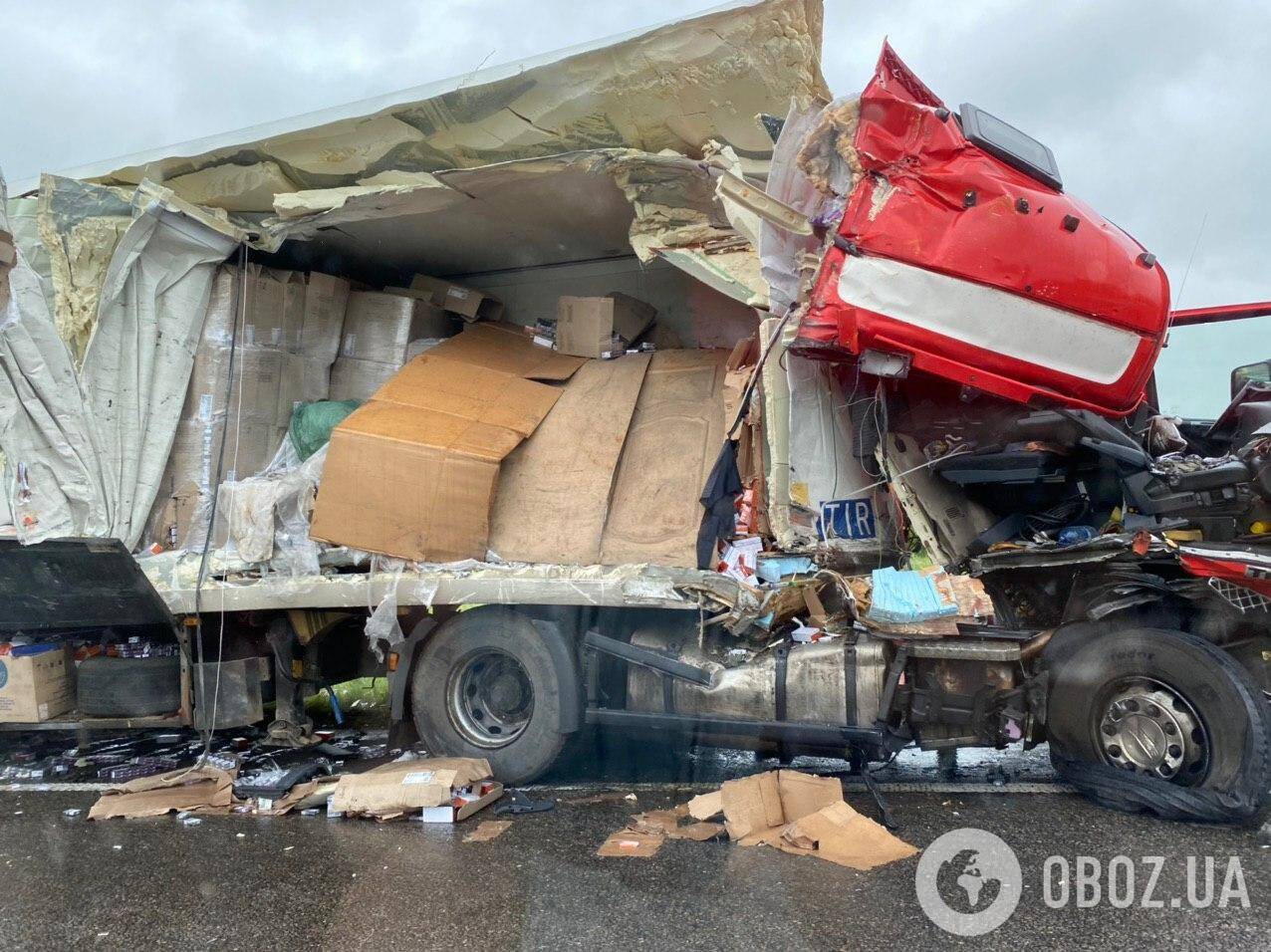 Під Києвом фура потрапила у страшну ДТП. Фото наслідків