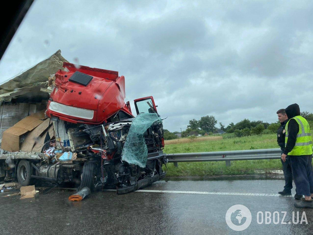 Під Києвом фура потрапила у страшну ДТП. Фото наслідків