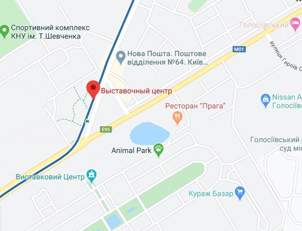 Будинок, в якому знайшли схованку зі зброєю, боєприпасами та вибухівкою, розташований поруч із метро "Виставковий центр" у Києві.