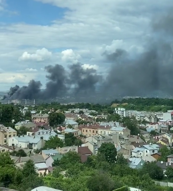 Дым от пожара окутал полгорода