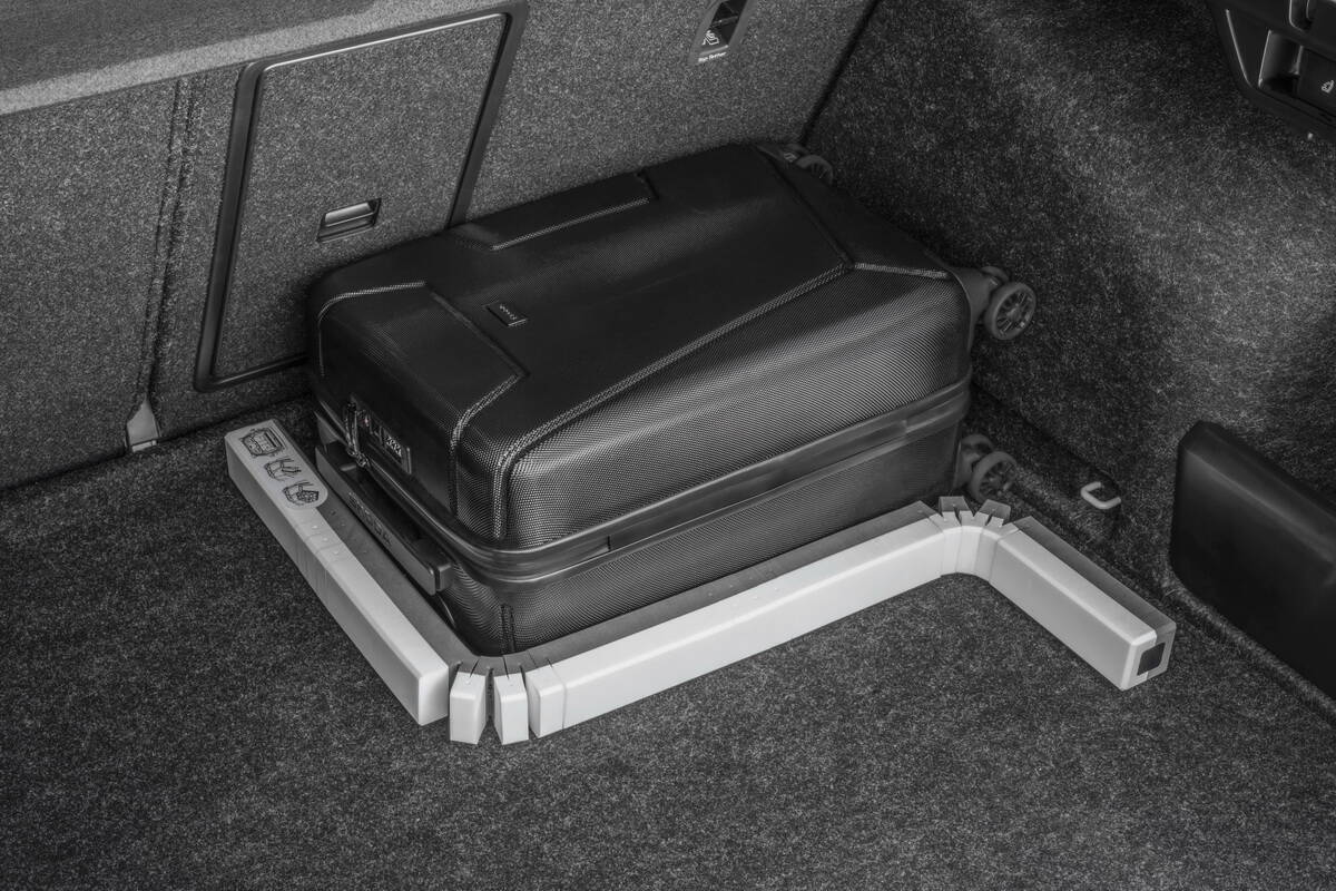 Гибкий фиксатор позволит легко закрепить в багажнике груз любой формы. Фото: